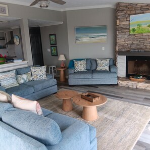 Een smart-tv, een open haard, een dvd-speler en een stereo