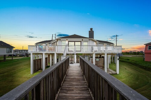 5 Bdr./ 3 bath  Remodeled in 2020 West Galveston Beachfront house. Sleeps 14.