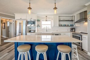 ثلاجة، ميكروويف، فرن، موقد طهي مسطح