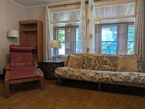 电视、DVD 播放器、书、影片库