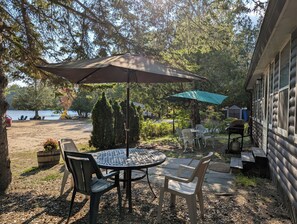 Outdoor dining - Peaceful Lakeside Cottage | Beach + Kayak & Canoe
 (Cloyne)