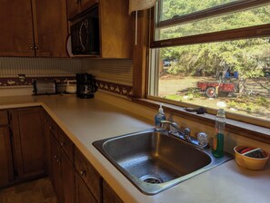 Frigorífico, microondas, horno y placa de cocina