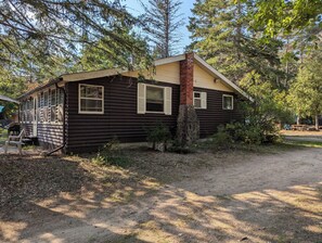 Exterior - Peaceful Lakeside Cottage | Beach + Kayak & Canoe
 (Cloyne)