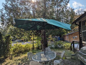 Outdoor dining - Peaceful Lakeside Cottage | Beach + Kayak & Canoe
 (Cloyne)