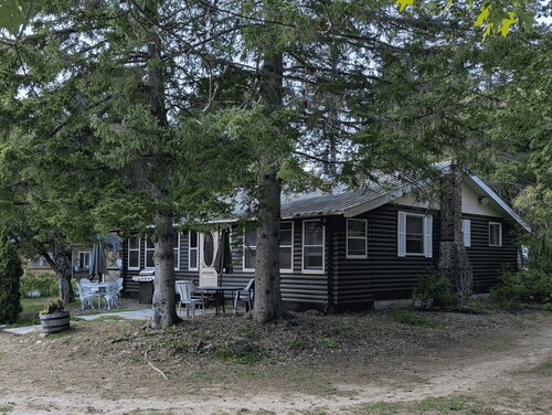 Peaceful Lakeside Cottage | Beach + Kayak & Canoe
