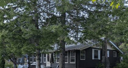Peaceful Lakeside Cottage | Beach + Kayak & Canoe