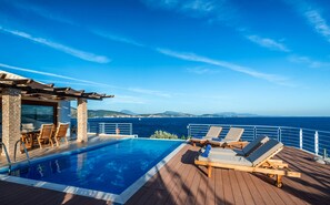 A poolside area with lounge chairs and a pergola overlooking the sea. - Iris Villas Lefkada - Karavi Villa (Lefkada)