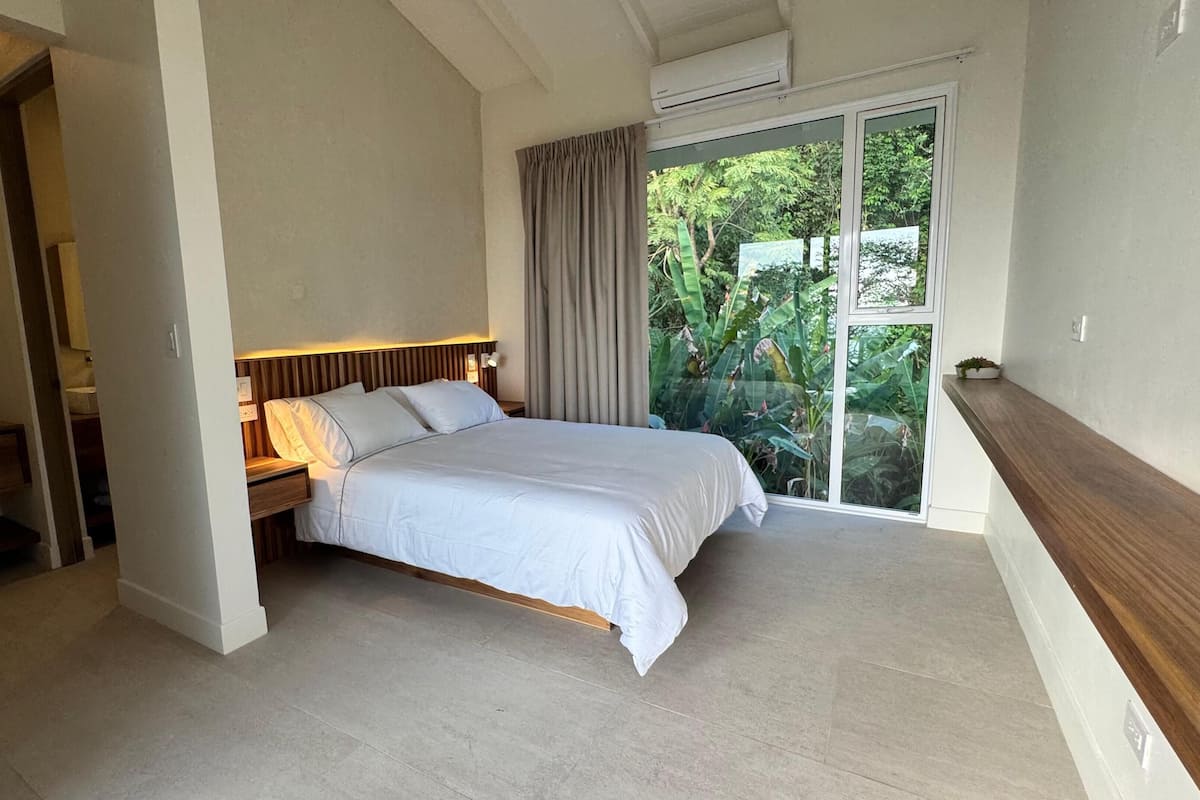 Kamar, pemandangan laut sebagian | 6 kamar tidur, seprai katun Mesir, dan seprai premium