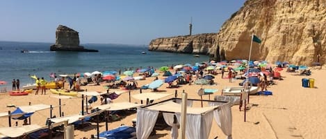 Nära stranden, solstolar och strandhanddukar