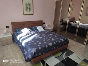 2 chambres, fer et planche à repasser, Wi-Fi, draps fournis