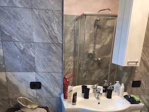 Baignoire, sèche-cheveux, bidet, serviettes fournies
