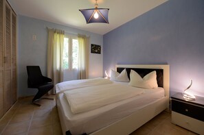 4 habitaciones, escritorio y tabla de planchar con plancha 