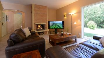 TV connectée, cheminée, lecteur de DVD, table de tennis de table