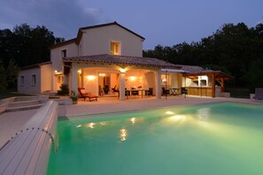 Una piscina al aire libre, una piscina climatizada