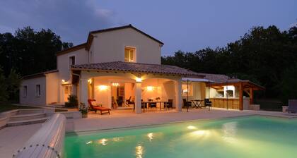 Luxury country house, very quiet, large pool, free wifi