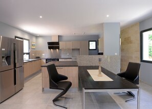 ثلاجة، ميكروويف، فرن، موقد طهي مسطح