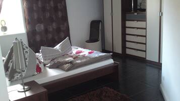 3 bedrooms, desk, free WiFi, bed sheets