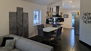 Una cocina moderna con comedor, horno integrado y ventana.