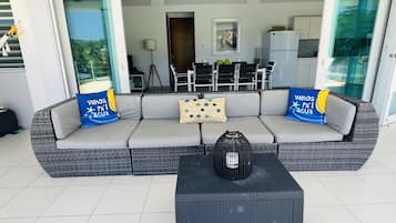 Televisión, chimenea, reproductor de DVD y libros