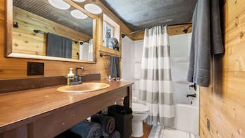 Tina con regadera, secadora de cabello, toallas, jabón