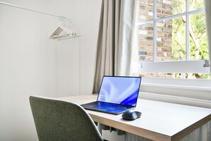 Interior - 5 min walk from Kings Cross Station - Spacious 3 bed home - Perfect for 6 people (London)