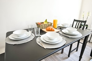 Dining - 5 min walk from Kings Cross Station - Spacious 3 bed home - Perfect for 6 people (London)