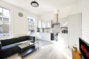 Interior - 5 min walk from Kings Cross Station - Spacious 3 bed home - Perfect for 6 people (London)