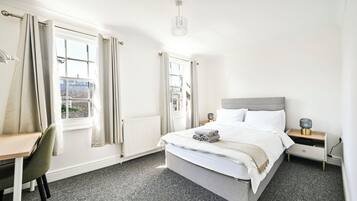 3 slaapkamers, een bureau, een strijkplank/strijkijzer, reisbedje