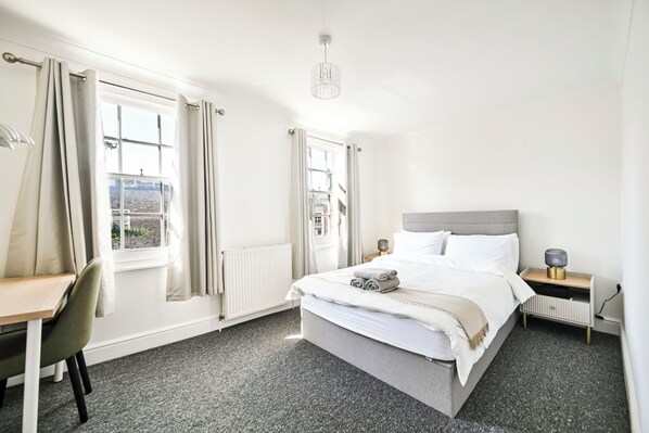 3 bedrooms, desk, iron/ironing board, travel cot - 5 min walk from Kings Cross Station - Spacious 3 bed home - Perfect for 6 people (London)