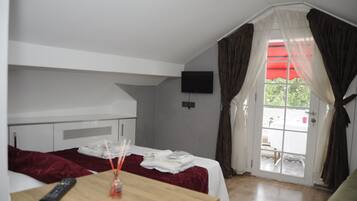 Suite | Desk, free WiFi, bed sheets