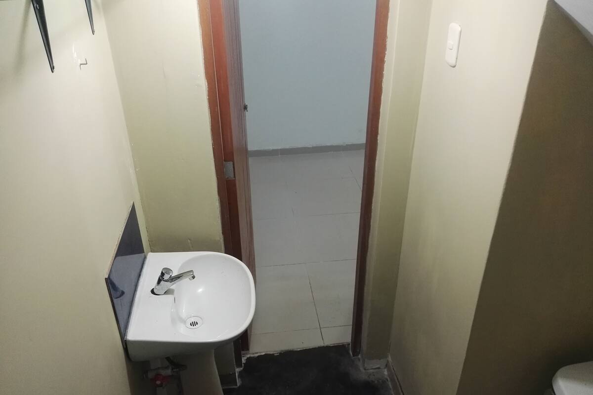 Chuveiro, toalhas de banho