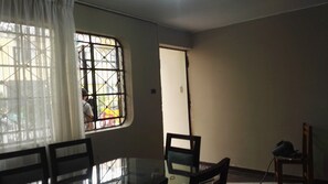 Desayuno a la carta diario (USD 7 por persona)