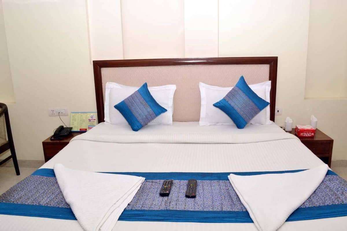 Habitación Deluxe, 1 cama Queen size, para no fumadores | Tabla de planchar con plancha y wifi gratis