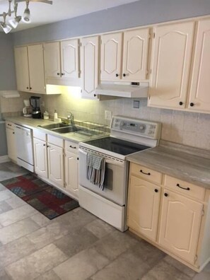 Family House, Multiple Beds, Non Smoking, Garden View | Private kitchen | Shared fridge, microwave - Very Large & Welcoming London Bungalow (London)