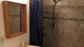 Family House, Multiple Beds, Non Smoking, Garden View | Bathroom | Shower, hydromassage showerhead, towels