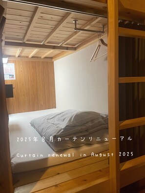 Memory foam-senger, safe på rommet og blendingsgardiner