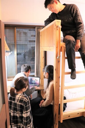 共用宿舍, 非吸煙房 (Semi Private, For 4, 2 BunkBed) | 記憶棉床墊、房內夾萬、遮光窗簾/窗簾、免費 Wi-Fi