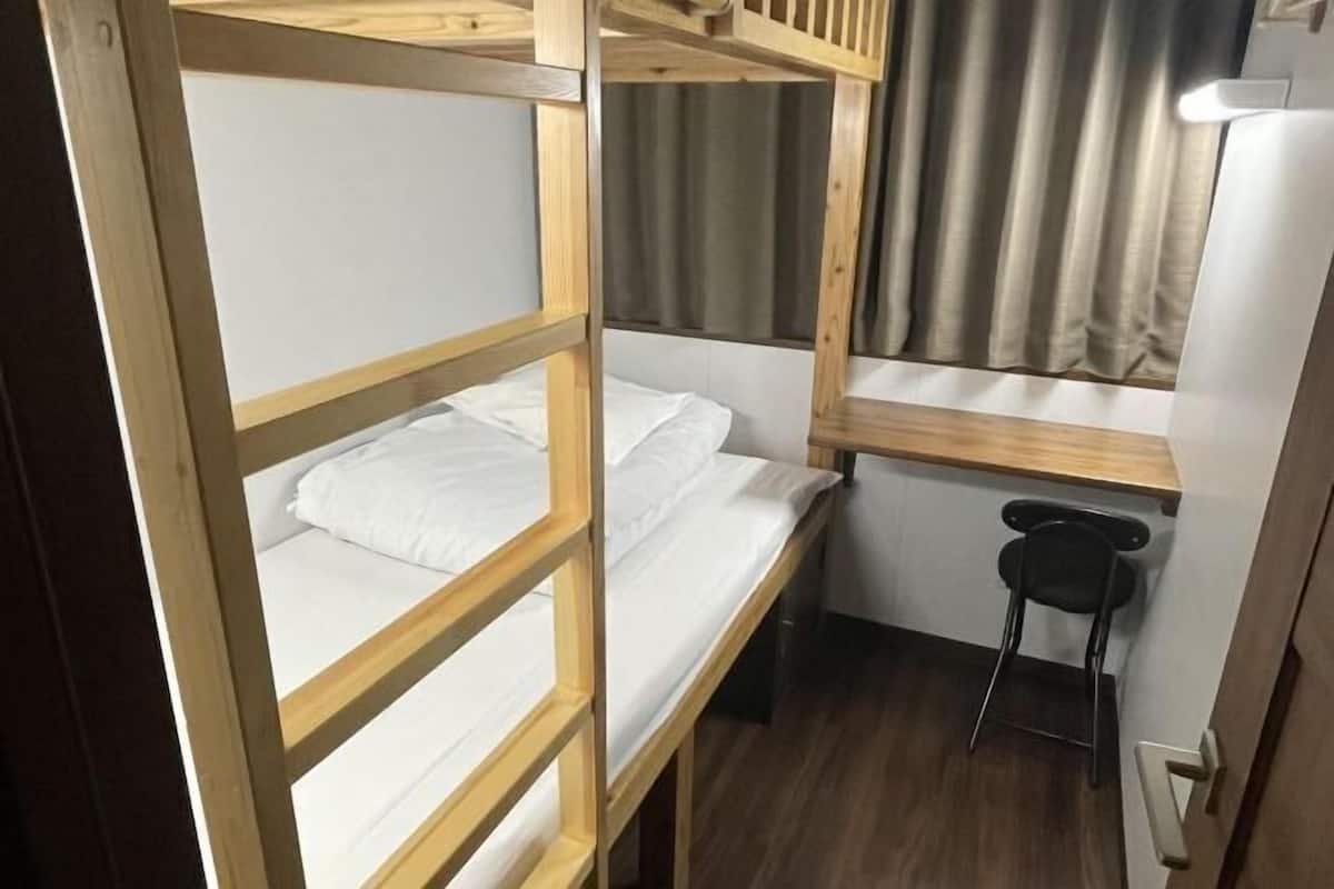 Colchones viscoelásticos, caja fuerte, cortinas opacas y wifi gratis