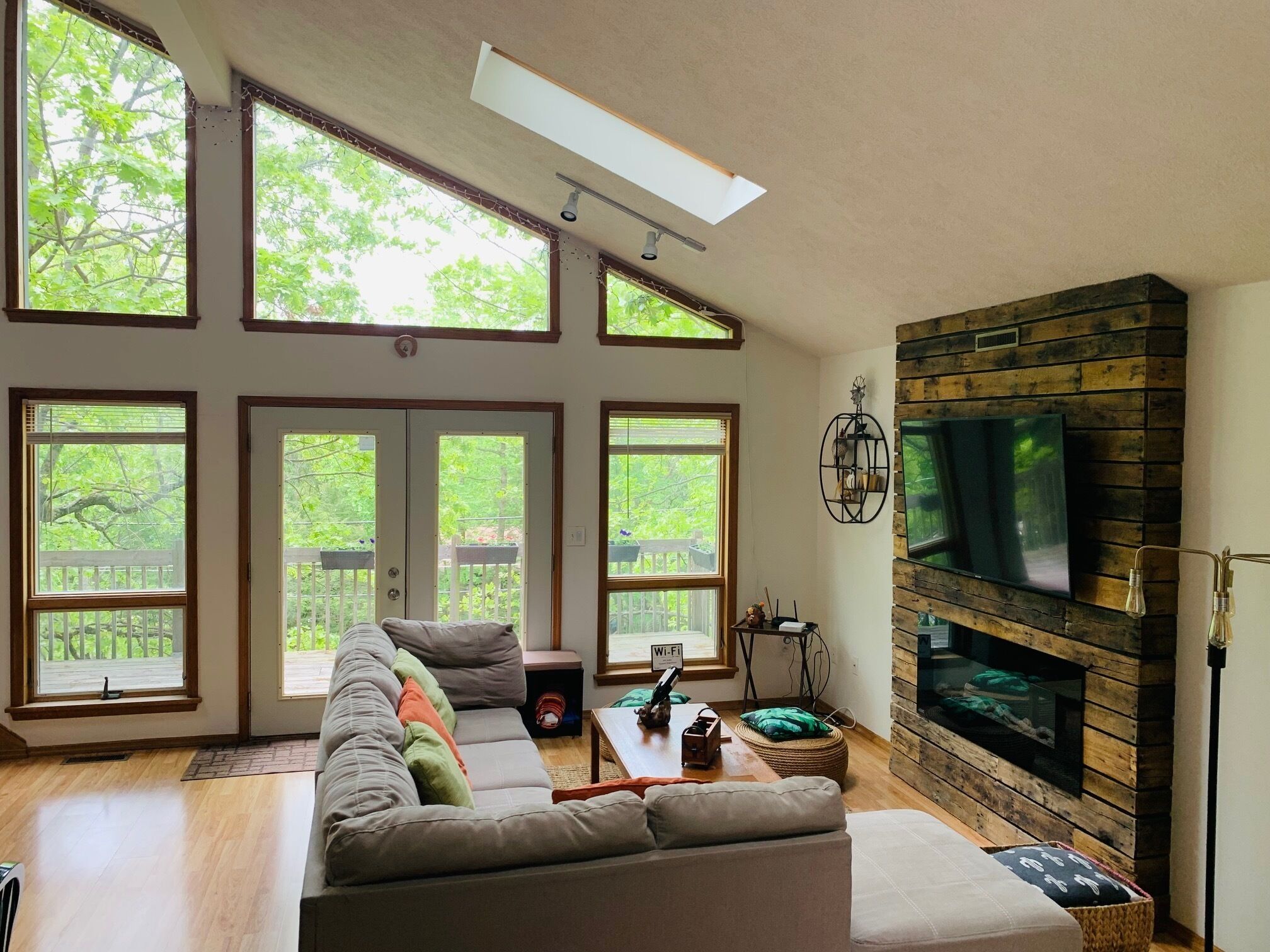 Smart TV, fireplace, Netflix, Hulu