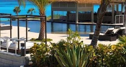 Private and Secluded Beachfront House on Deserted Pink Sand Beach