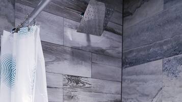 Douche, sèche-cheveux, serviettes fournies, savon