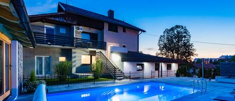 Una piscina al aire libre, una piscina climatizada