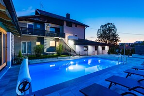 Piscina all'aperto, una piscina riscaldata