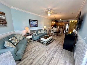 Fernseher, Kamin, DVD-Player, Bücher