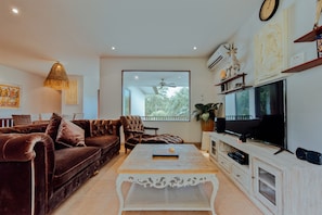 Télévision, Netflix, lecteur de DVD, jouets