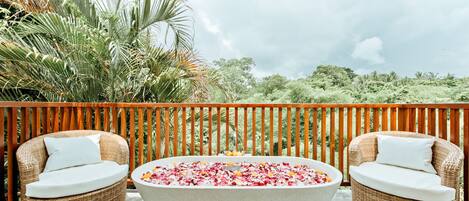 Outdoor spa tub