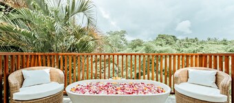 Luxusvilla mit Blick auf Fluss und Dschungel - Indah 4