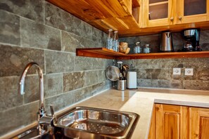 Réfrigérateur, micro-ondes, plaque de cuisson, cafetière/bouilloire