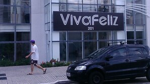 A modern building with large windows and a sign reading "VivaFeliz 201". - Beachfront location - Ocean view - Market + Wi-Fi, Cable TV, and Netflix! (Praia Grande)