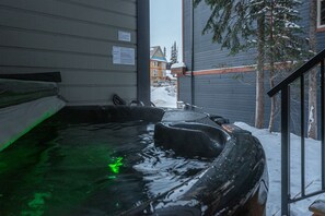Outdoor spa tub - Private suite with  semi-private hot tub, and BBQ - pet friendly too! (Silver Star Mountain)